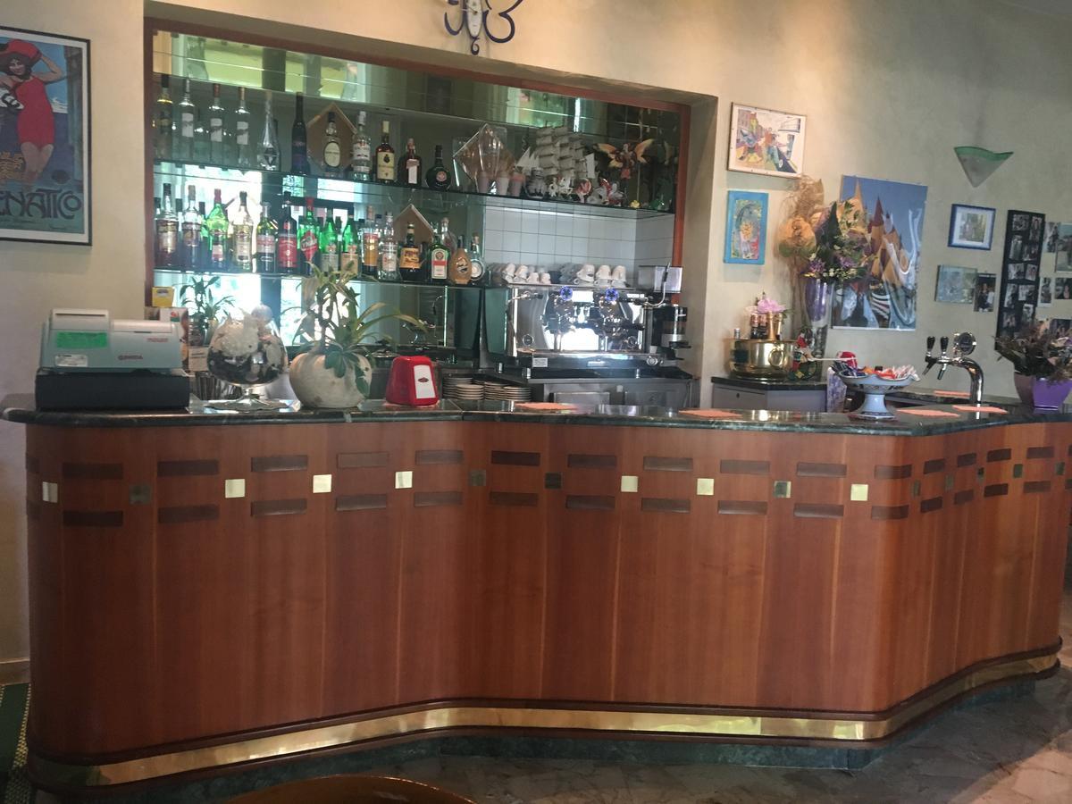 צ'סנטיקו Hotel Laila מראה חיצוני תמונה
